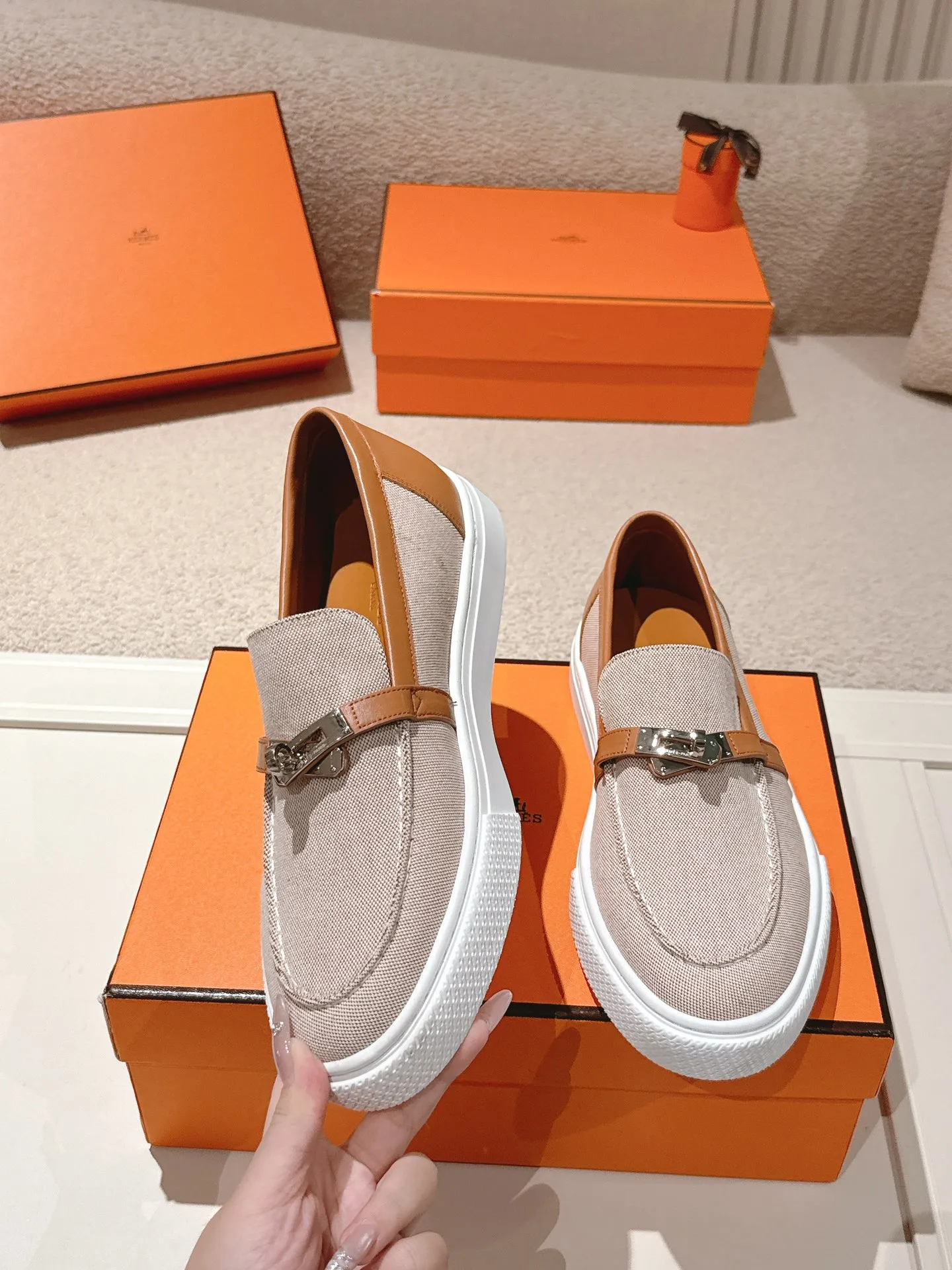 Men's shoes 💰640💰 Hermes# New Kelly buckle thick-soled loafers. Upper: cowhide/suede material. Lining: sheepskin lining. Outsole: exclusive molded outsole. Size: women's size 35-40, men's size 39-45 (female 41/male 46 customized, non-refundable)